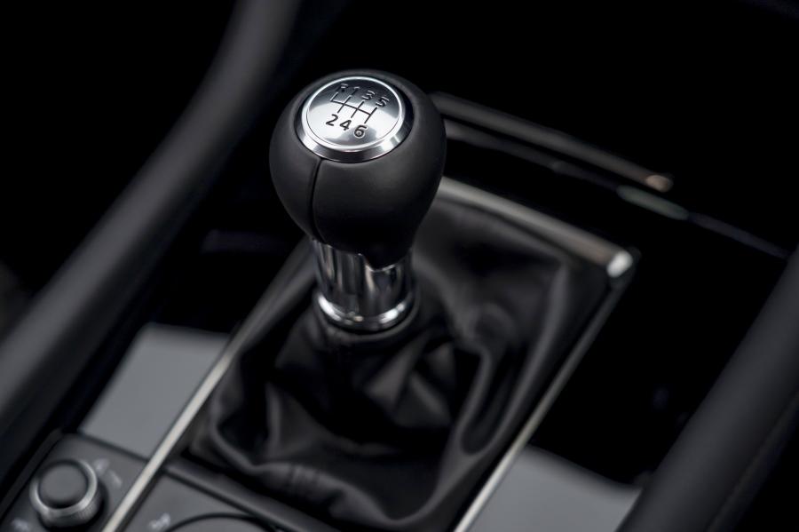 Детали интерьера Mazda3 Skyactiv-X Sport Sedan (BP) 2019 года  (UK) (фото 6 из 42)